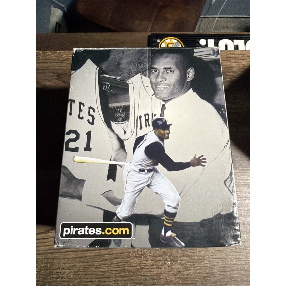Roberto Clemente Pittsburgh Pirates Gold HOF Bust PNC Park 2010